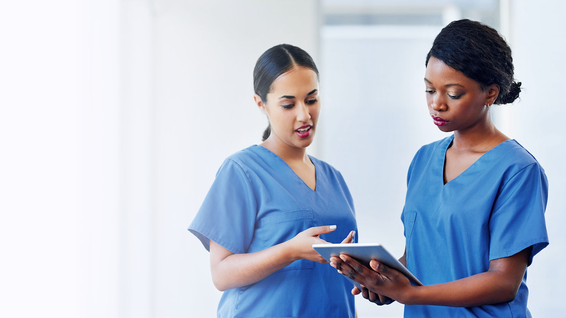 Zwei Krankenschwestern im Fachgespräch