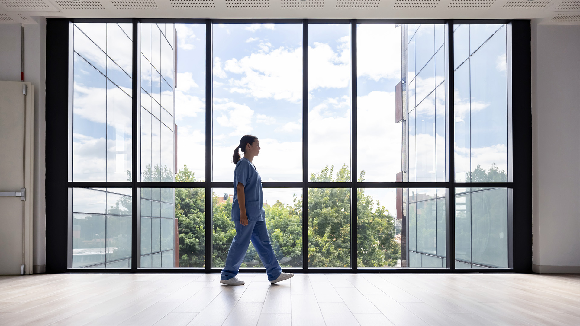 ilomed Pflegekraft läuft durch die Einrichtung ilomed Pflegekraft läuft durch die Einrichtung